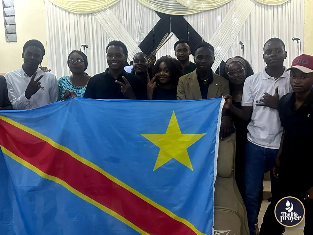 Des participants réunis autour du drapeau de la RDC
