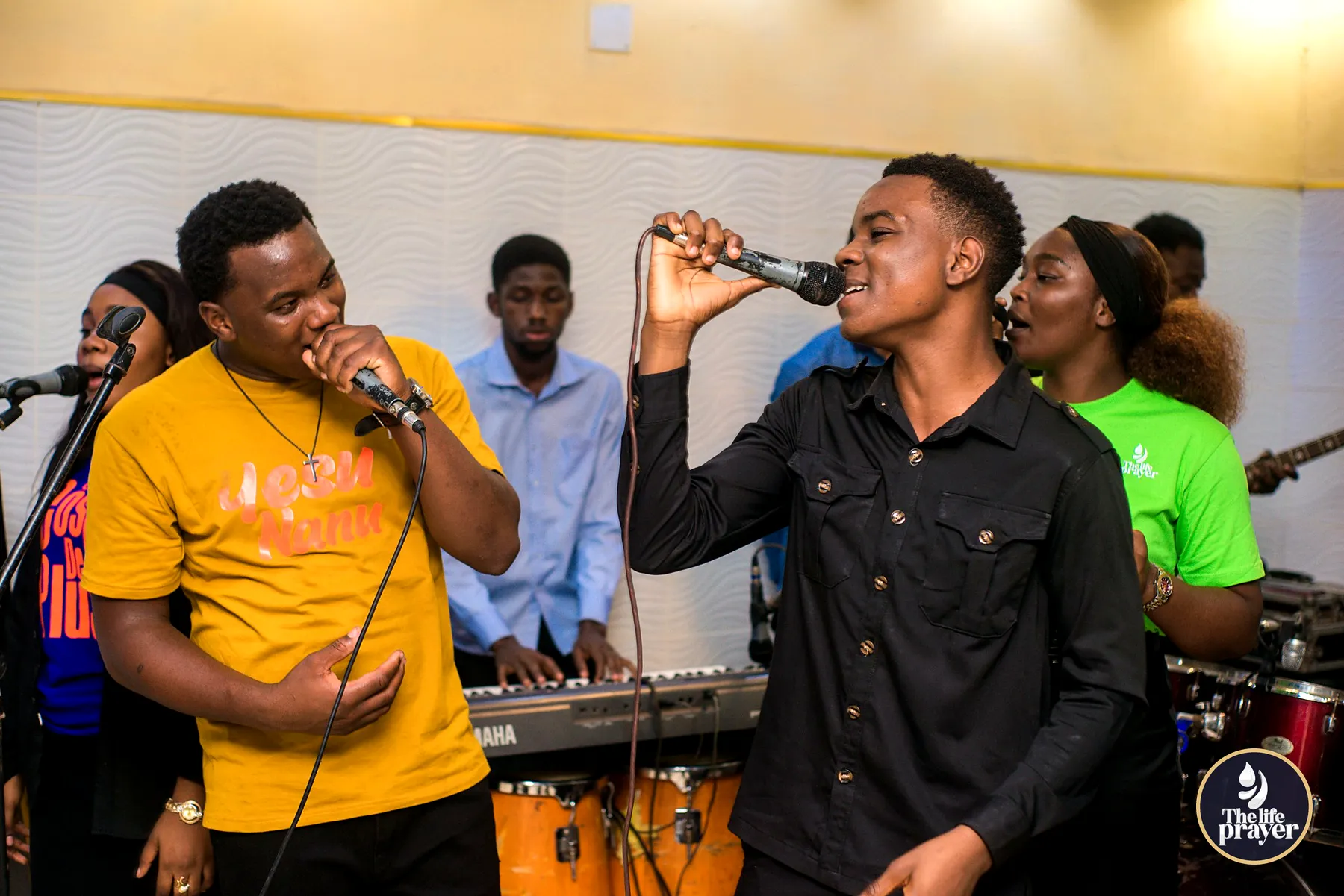 Les chantres et musiciens conduisent la louange