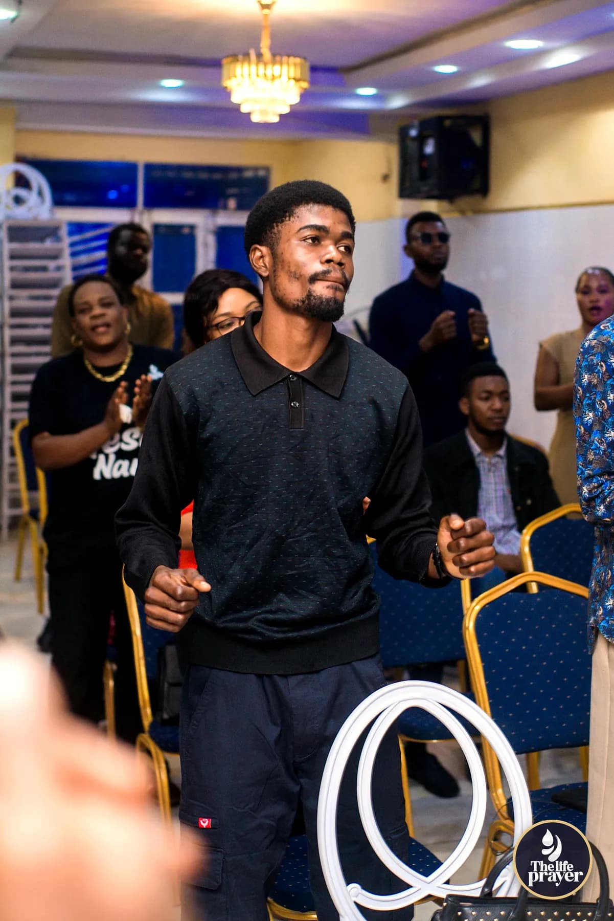 Un jeune homme danse dans la louange