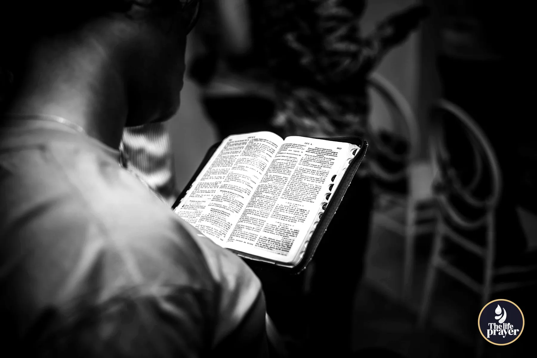 Une Bible ouverte à l'Évangile de Luc